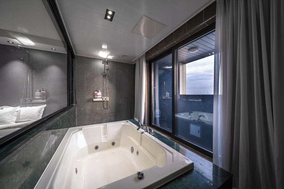 Private spa tub