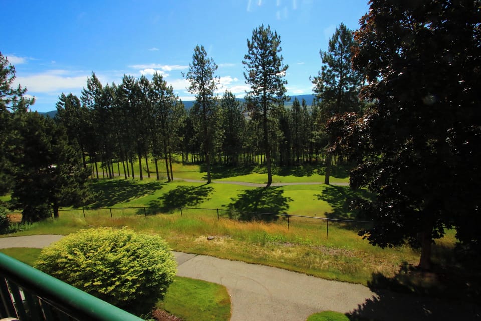 203 b borgata lodge kelowna studio vacation rental golf course view