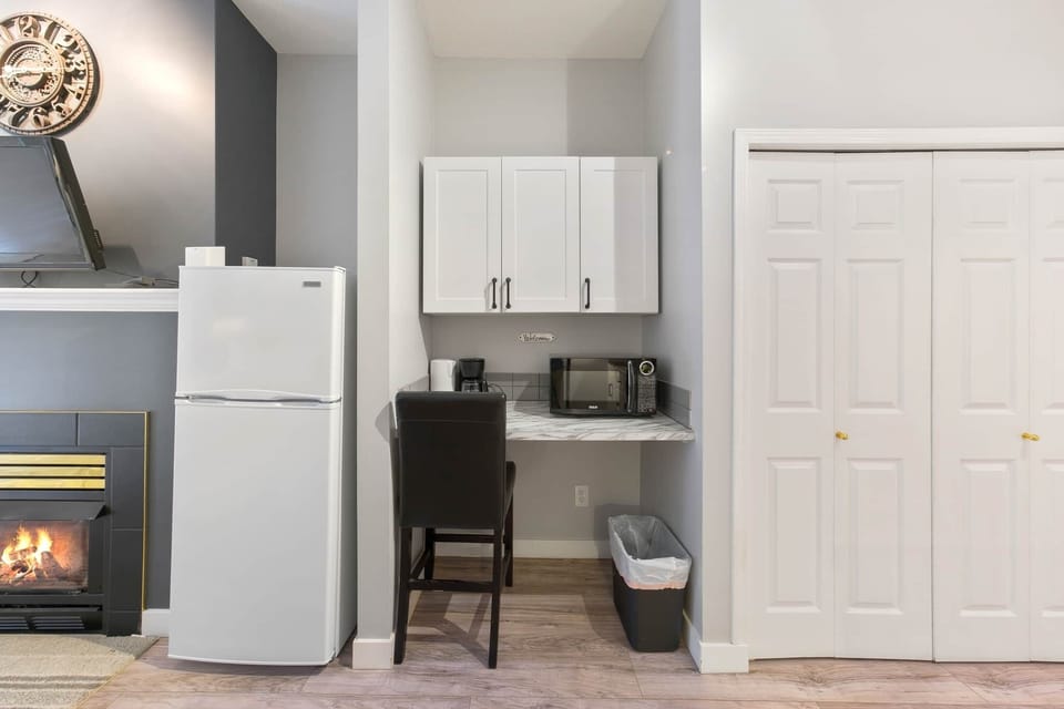 Unit 104B Kitchenette