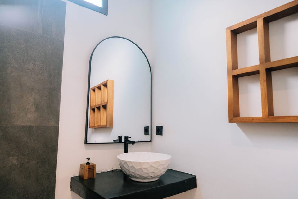 Deluxe Room | Bathroom sink