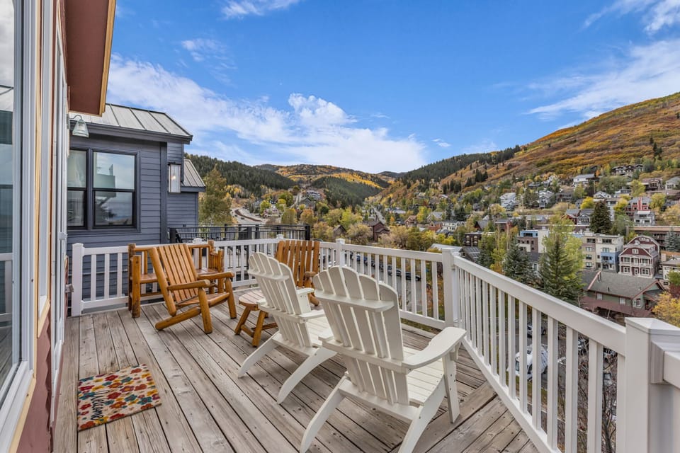 Upper deck with mountain views 