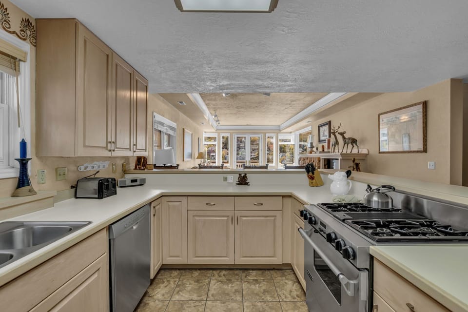 Kitchen: Drip coffee maker, Crockpot, toaster, cooking utensils, tableware
