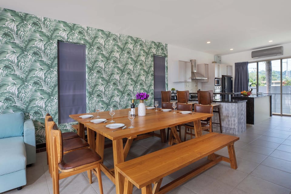 Design Villa, 3 Bedrooms, Garden View | In-room dining