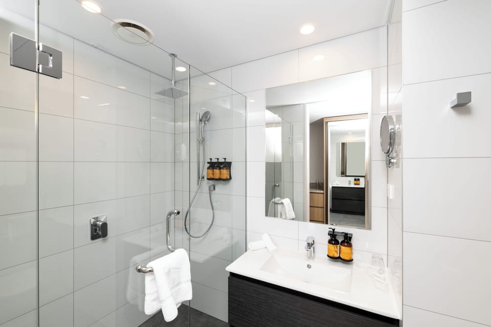 Shower, rainfall showerhead, free toiletries, hair dryer