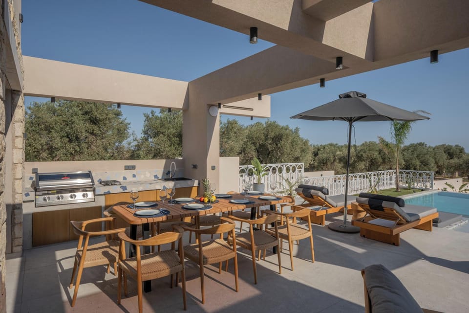 Οutdoor dining area for 10 guests and a Gas BBQ