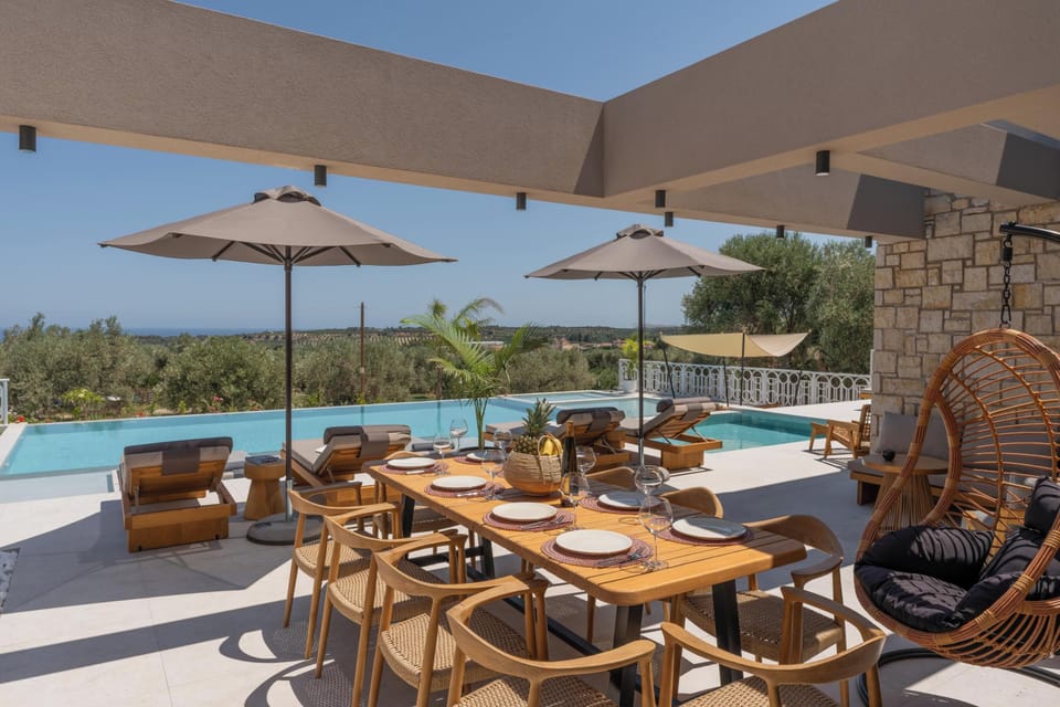 Οutdoor dining area for 10 guests