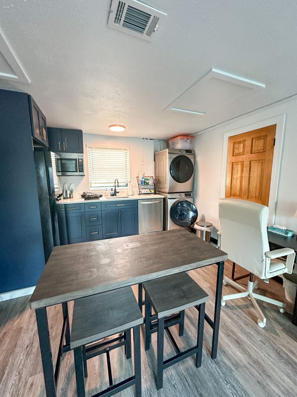 Kitchen & Laundry area