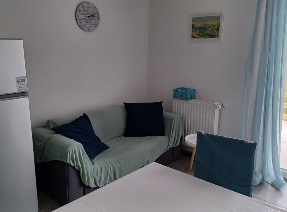 Apartment (FreeMe Apartment - One Bedroom Apartm) | Living room | 32-inch flat-screen TV with digital channels