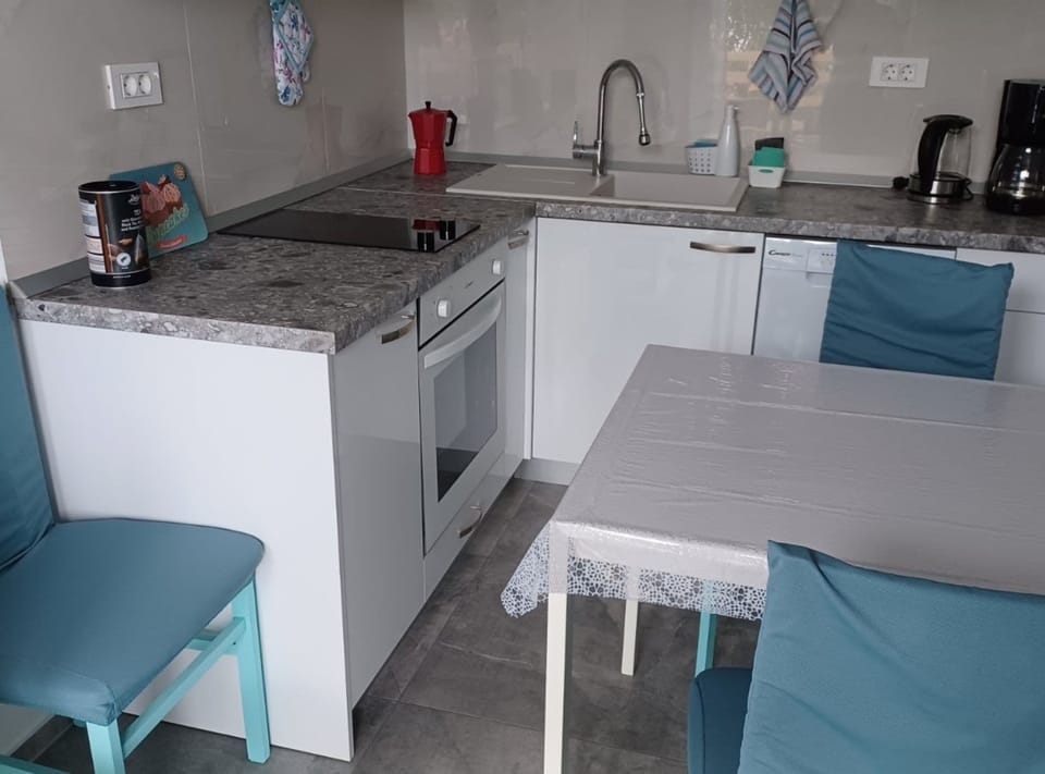 Apartment (FreeMe Apartment - One Bedroom Apartm) | Private kitchen | Fridge