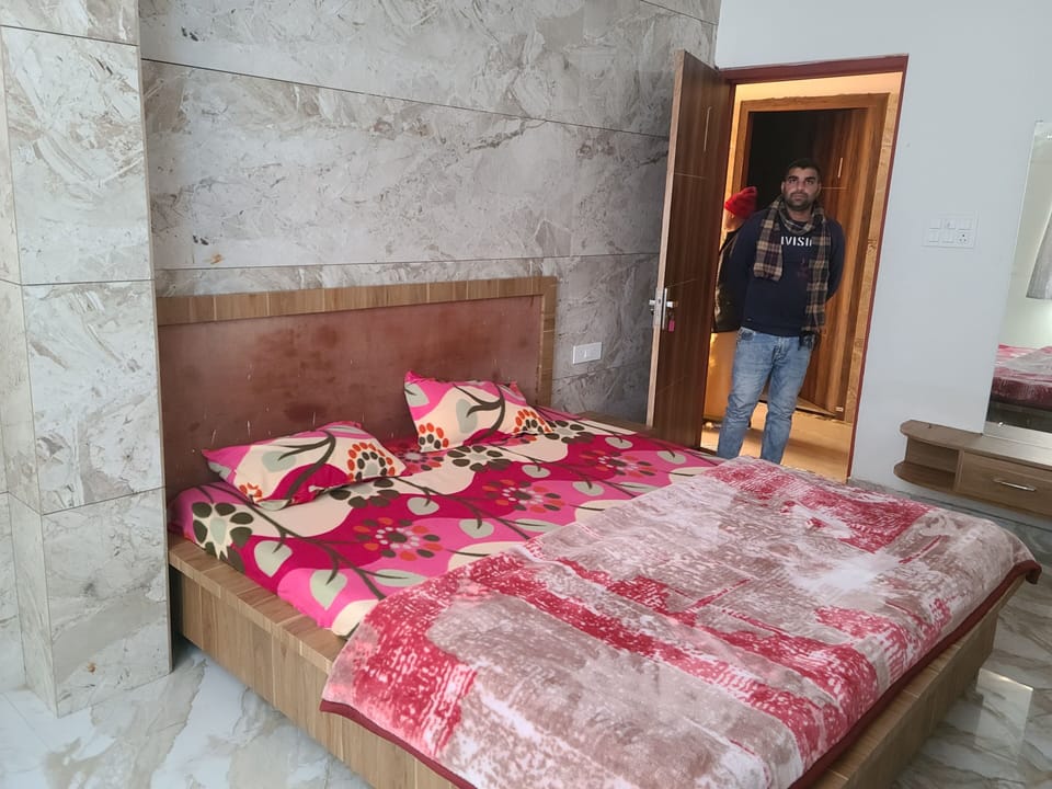 Desk, laptop workspace, free WiFi, bed sheets