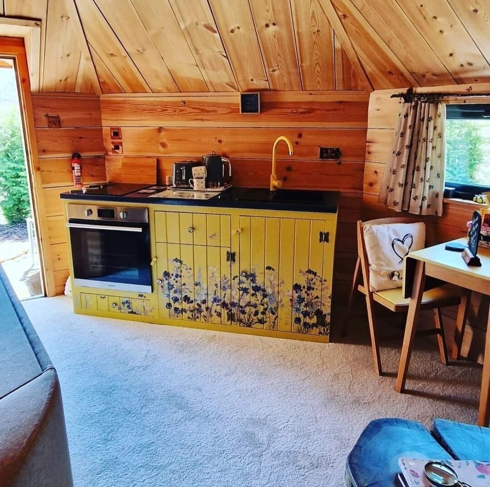 Luxury Cabin, 1 Bedroom (The Wee Beehive) | Private kitchenette | Electric kettle