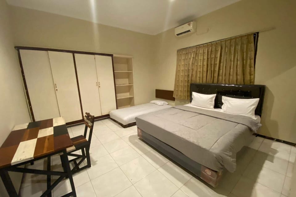 Triple Room | Desk, laptop workspace, free WiFi, bed sheets