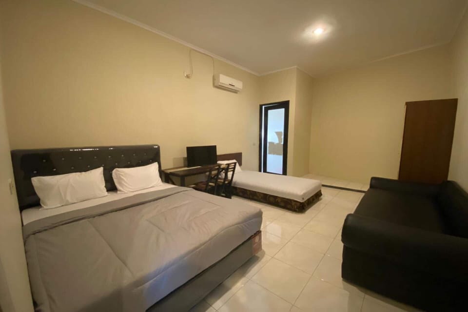 Family Suite | Desk, laptop workspace, free WiFi, bed sheets
