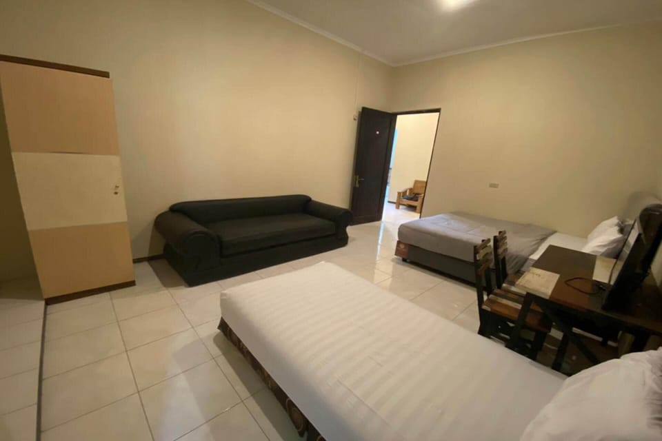 Family Suite | Desk, laptop workspace, free WiFi, bed sheets