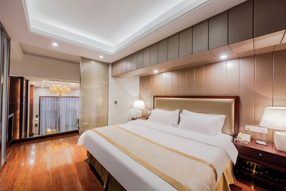 Panoramic Duplex, Canal View | 1 bedroom, in-room safe, desk, laptop workspace