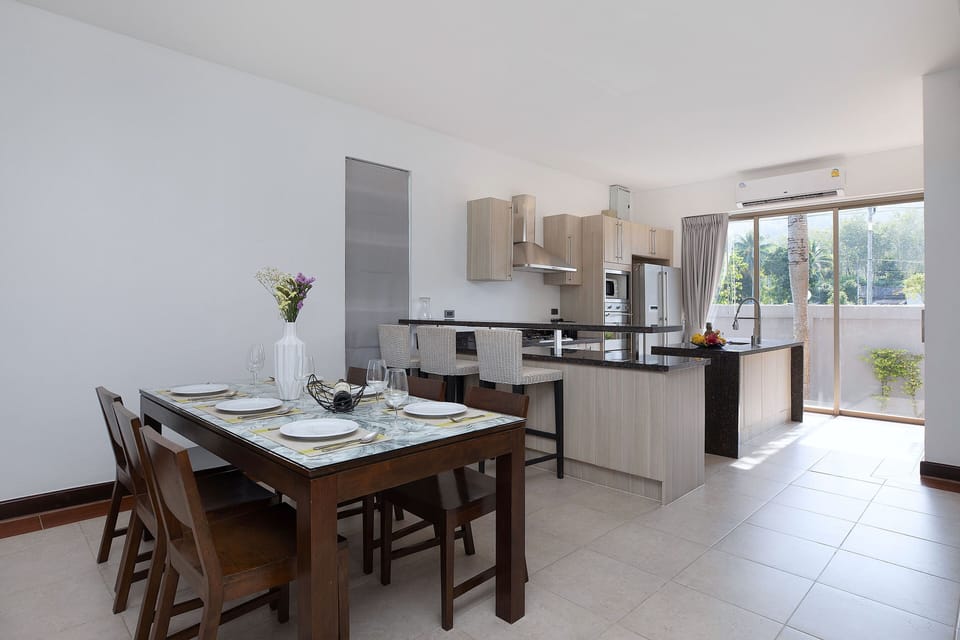 Design Villa, 3 Bedrooms, Garden View | In-room dining
