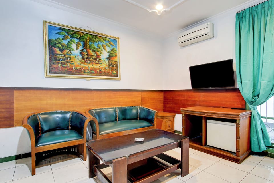 Classic Suite | Living area | 32-inch flat-screen TV with cable channels