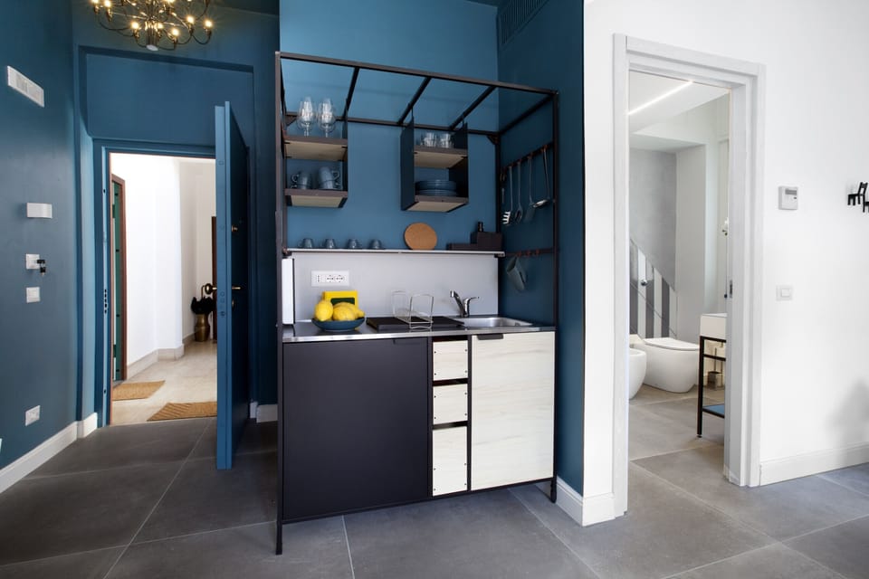 Coffee/tea maker, cookware/dishes/utensils