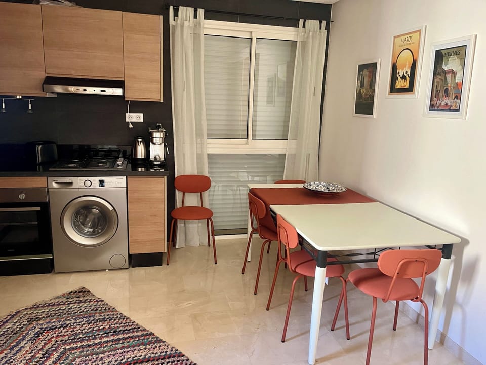 Kitchen table, enough space for 4 people