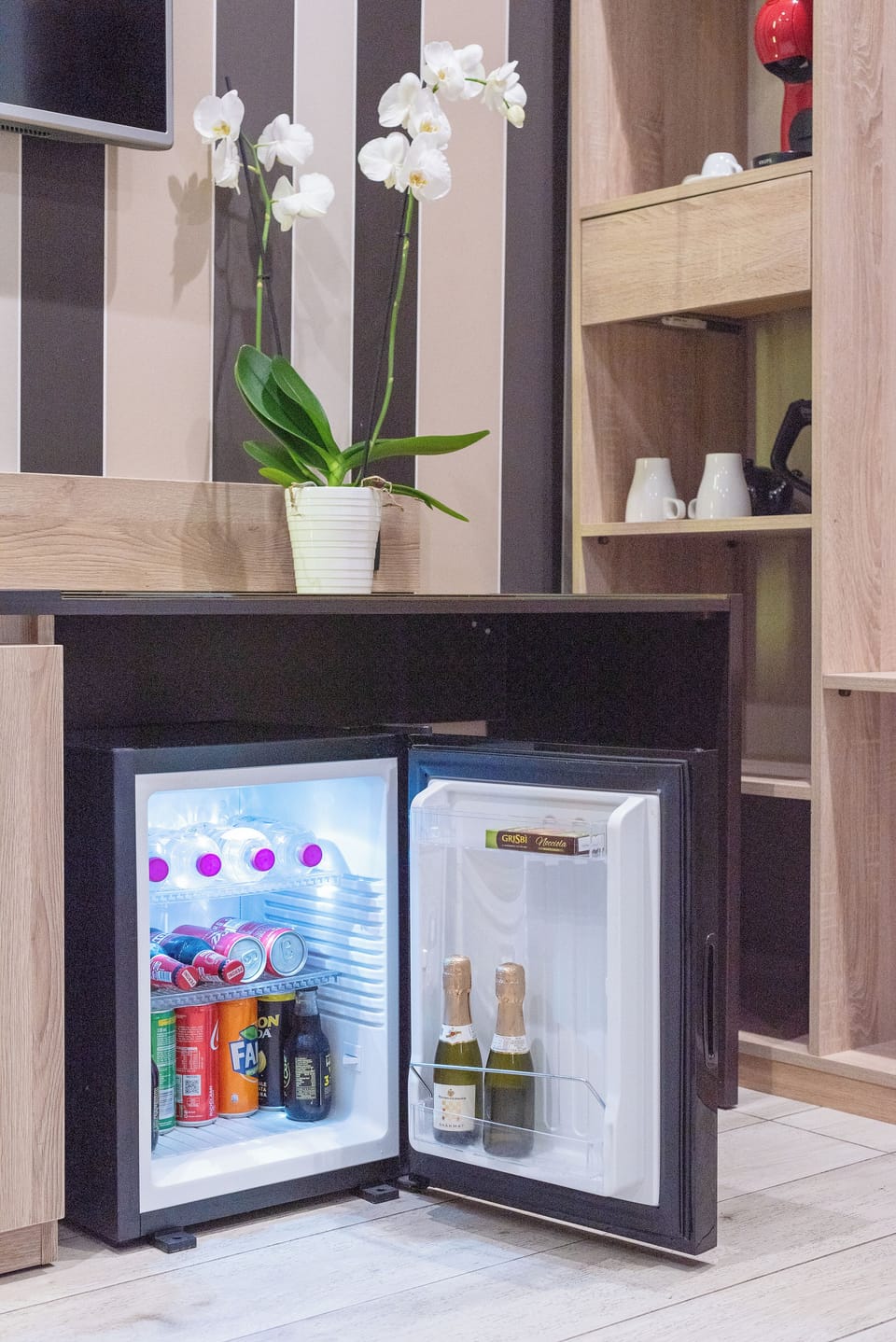 Minibar, in-room safe, desk, laptop workspace