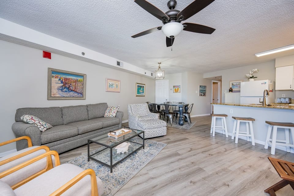 Condo, 2 Bedrooms | Living area