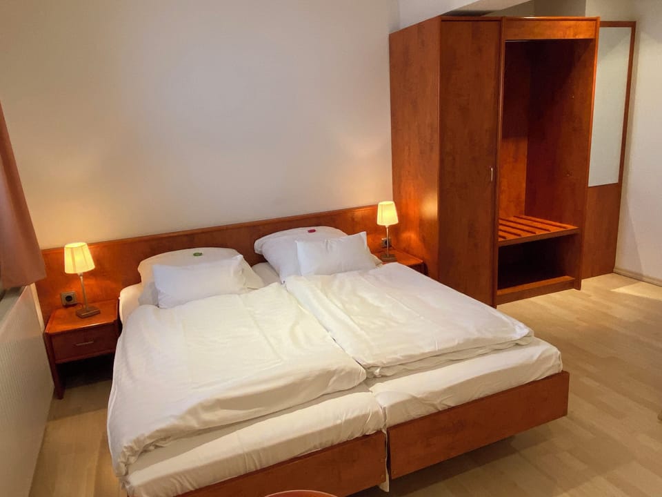 1 bedroom, hypo-allergenic bedding, minibar, desk