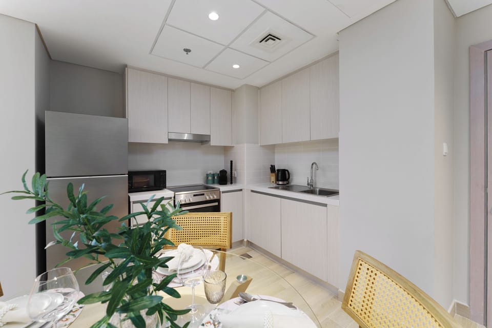 Deluxe Apartment | Private kitchen | Fridge, microwave, oven, coffee/tea maker