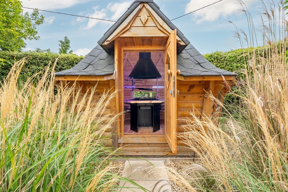 Seagate House, Brancaster: Covered barbecue hut in the garden