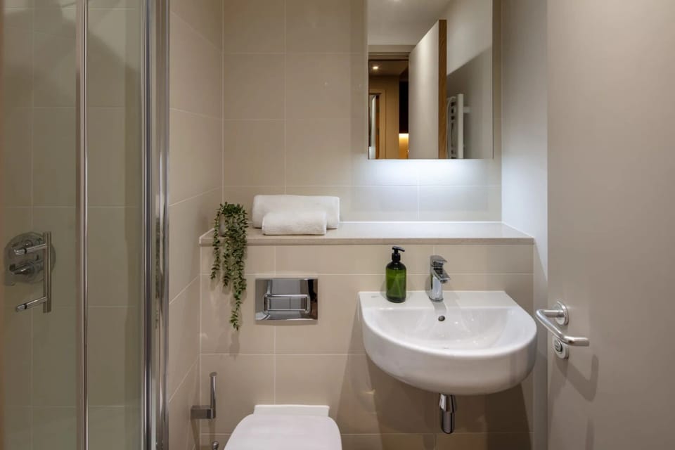 Florence Dock - Battersea Apartment in London