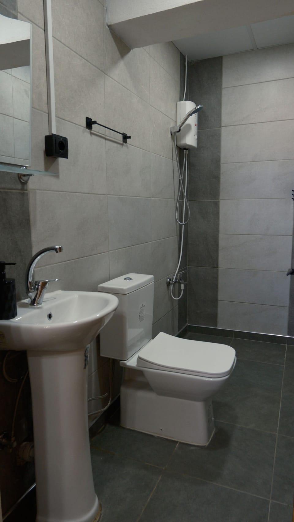 Classic Double Room | Bathroom | Shower, free toiletries, hair dryer, slippers