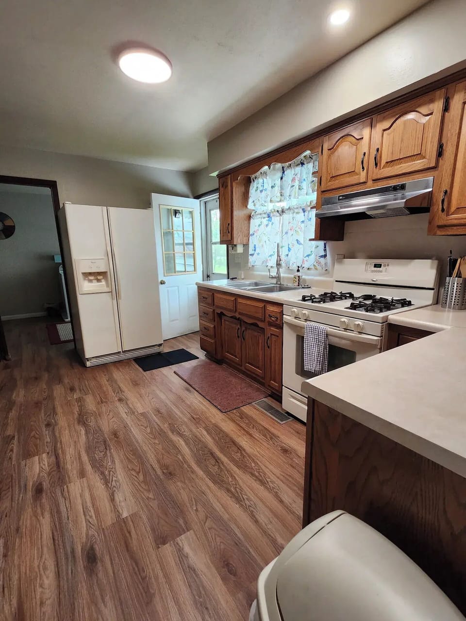 Kitchen disposal, gas stove and refrigerator. Pots and pans provided.