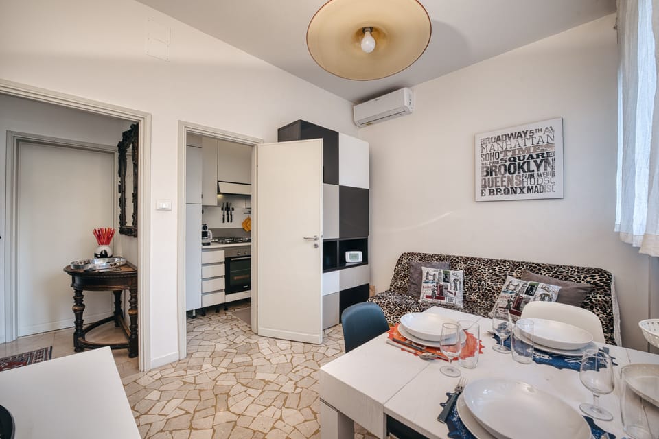 Apartment | Living area | 35-inch TV with satellite channels