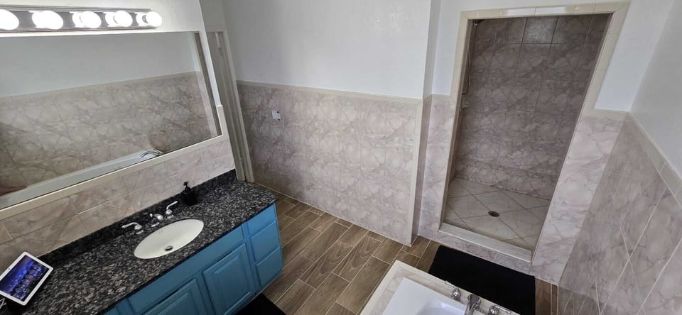 Presidential Double Room, 1 King Bed, Private Bathroom | Bathroom | Towels