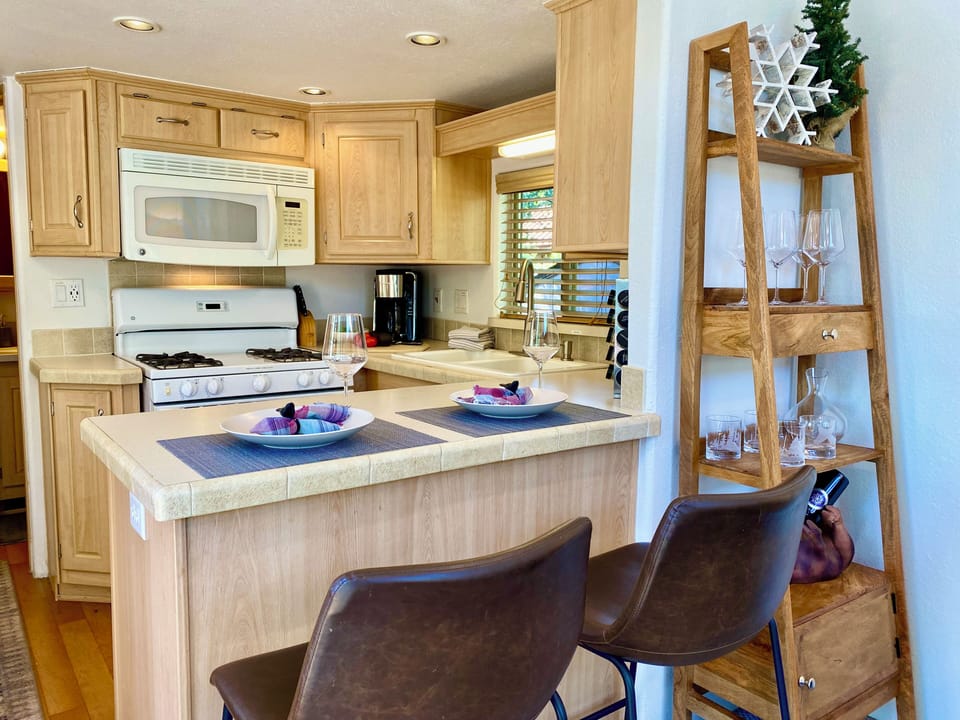 Full kitchen with breakfast bar
