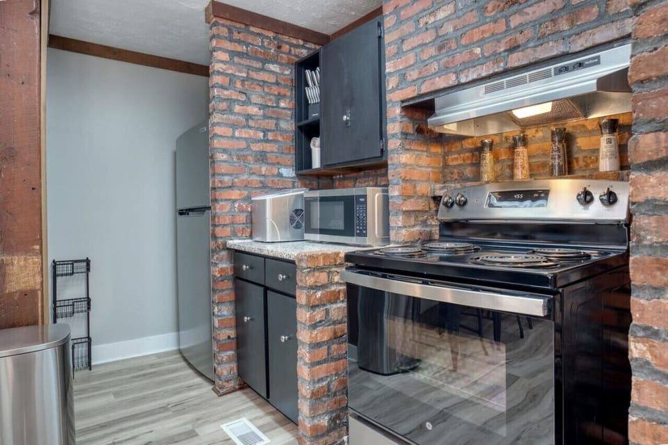 Fully stocked kitchen with ice maker and coffee pot for 12 guests or single pod.