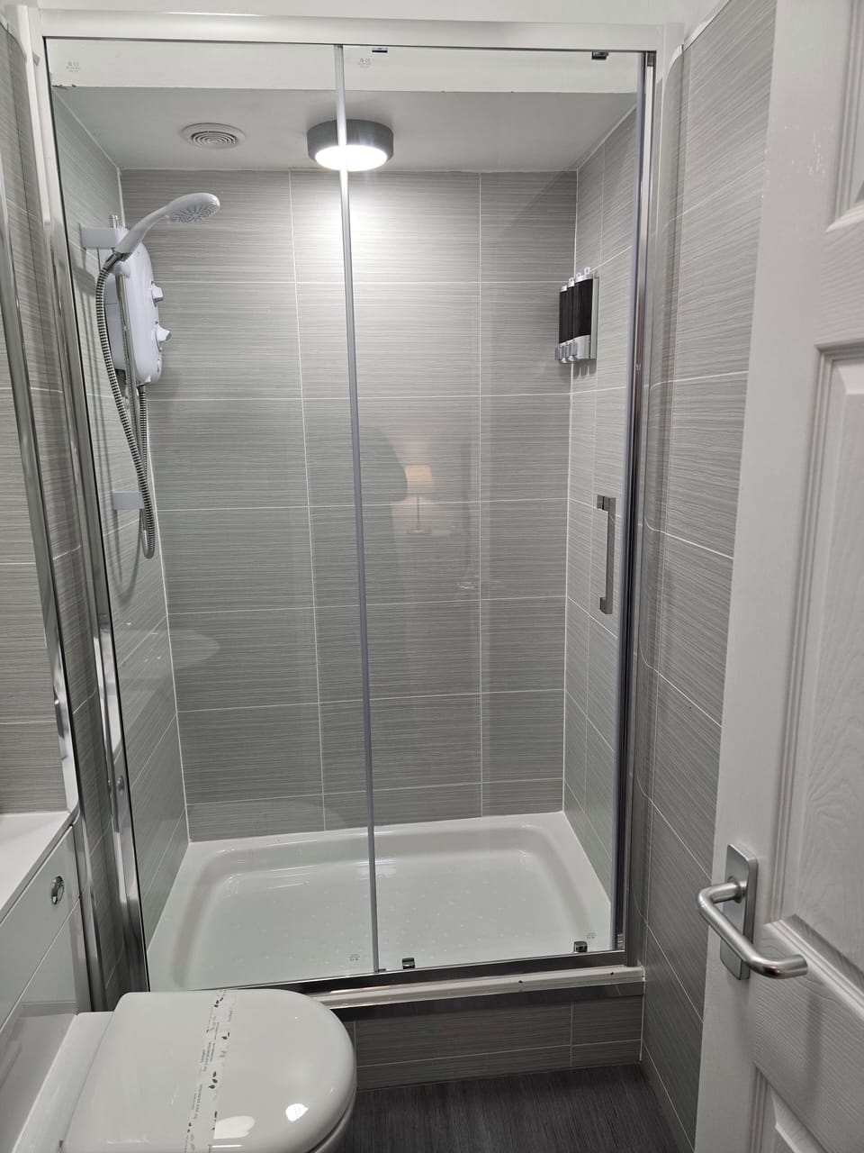 Superior Double Room, Non Smoking, City View | Bathroom | Shower, hydromassage showerhead, designer toiletries, hair dryer