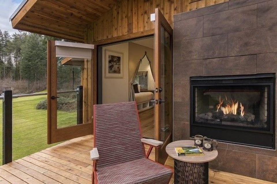 Relaxing area with fireplace and surrounding views