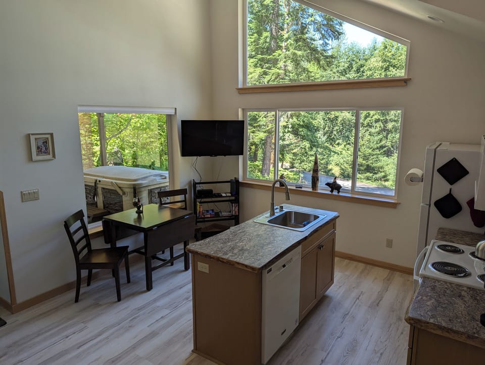 Island with dishwasher & dinette