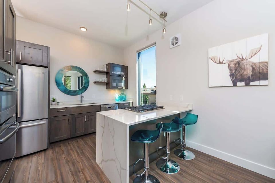 Bright mornings, breezy brunches, and après-adventure snacks start here. This modern kitchen is loaded with style, sunlight, and everything you need to fuel the fun.