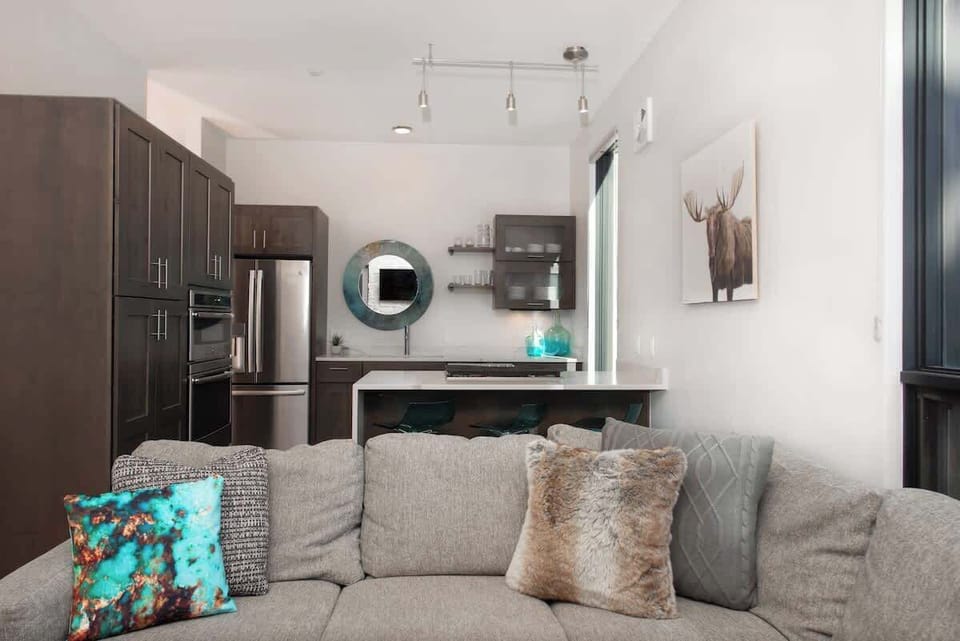 Couch to kitchen in five steps flat—perfect for summer snacking, midday lounging, and unwinding with your crew. It’s open, modern, and made for chill days in the mountains.