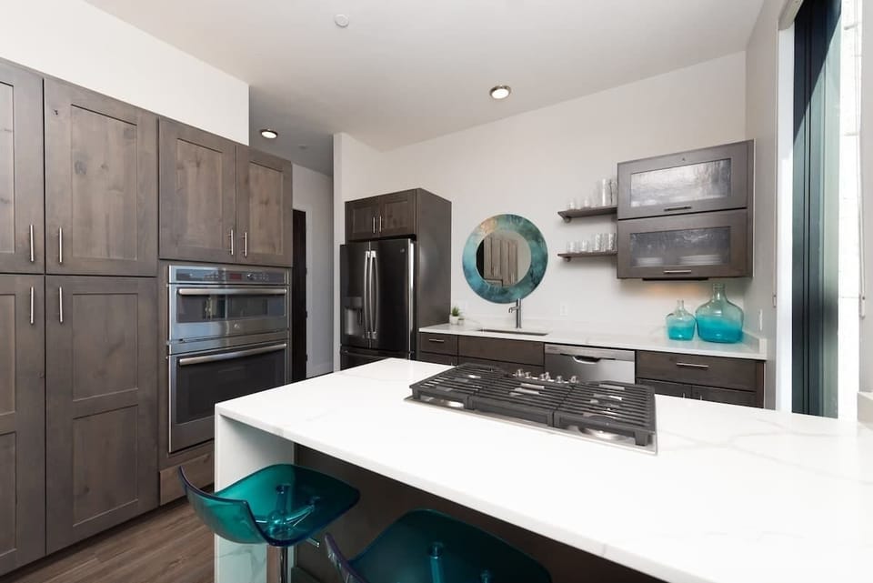 rom pancake flips to happy hour sips, this fully stocked kitchen is made for gathering and grazing. Bright, modern, and ready for whatever you’re cooking up next.