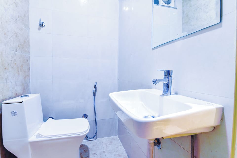 Deluxe Double Room, City View | Bathroom | Free toiletries, soap, shampoo, toilet paper