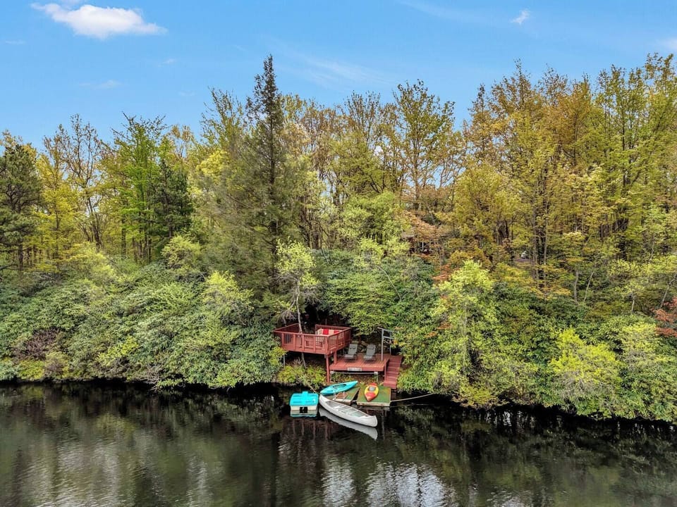 Welcome to our Vintage Keys, a charming and cozy lakefront retreat nestled in the Pocono Mountains. Discover tranquility on your private deck amidst stunning nature and calm waters!