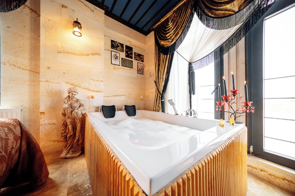 Jacuzzi Deluxe | Premium bedding, minibar, individually decorated, blackout drapes