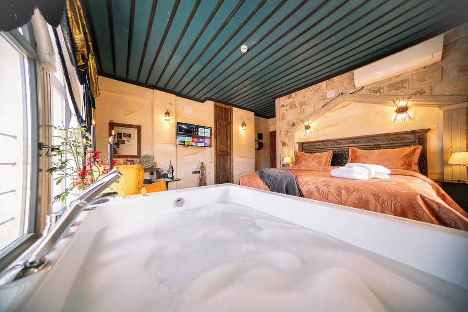 Jacuzzi Deluxe | Premium bedding, minibar, individually decorated, blackout drapes