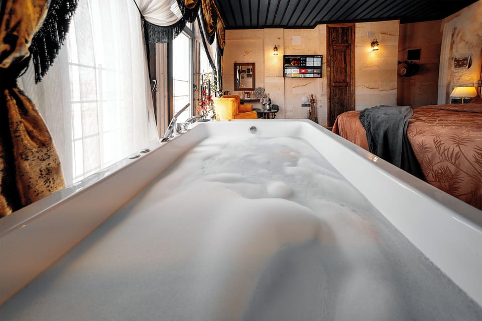 Jacuzzi Deluxe | Premium bedding, minibar, individually decorated, blackout drapes