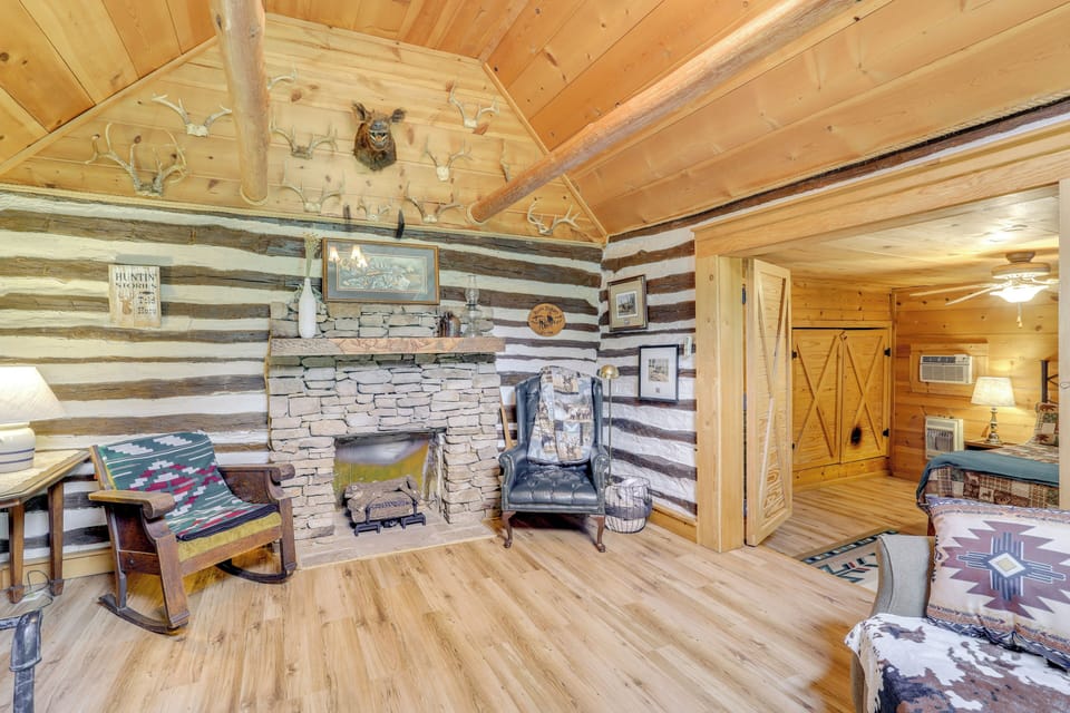 Mountain-view Cabin on Farm: 3 Mi to Town & Shops Cottage in Mountain View
