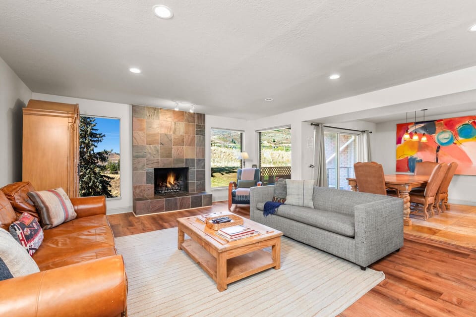 Park West Village 3953: Main level living room