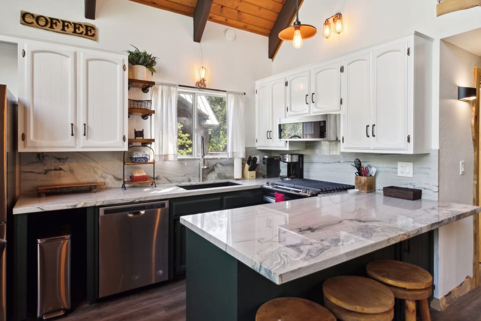 House, 3 Bedrooms | Private kitchen | Fridge, oven, coffee/tea maker, toaster