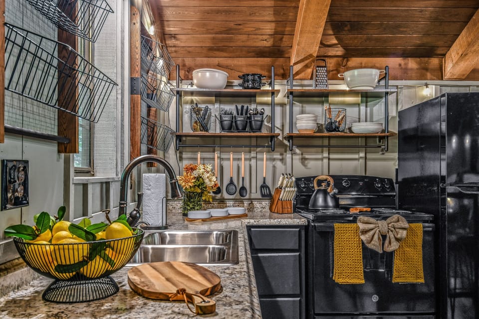 Cabin, 1 Bedroom | Dining